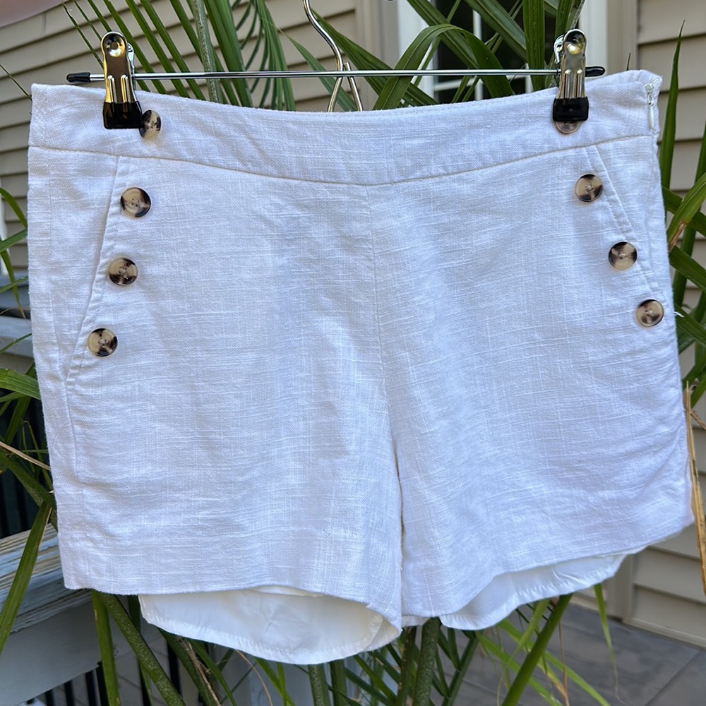 Side zip off white lined shorts with buttons